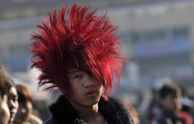 泡面|12年前的“杀马特”,靠着一碗泡面在网吧通宵,如今过得怎么样?