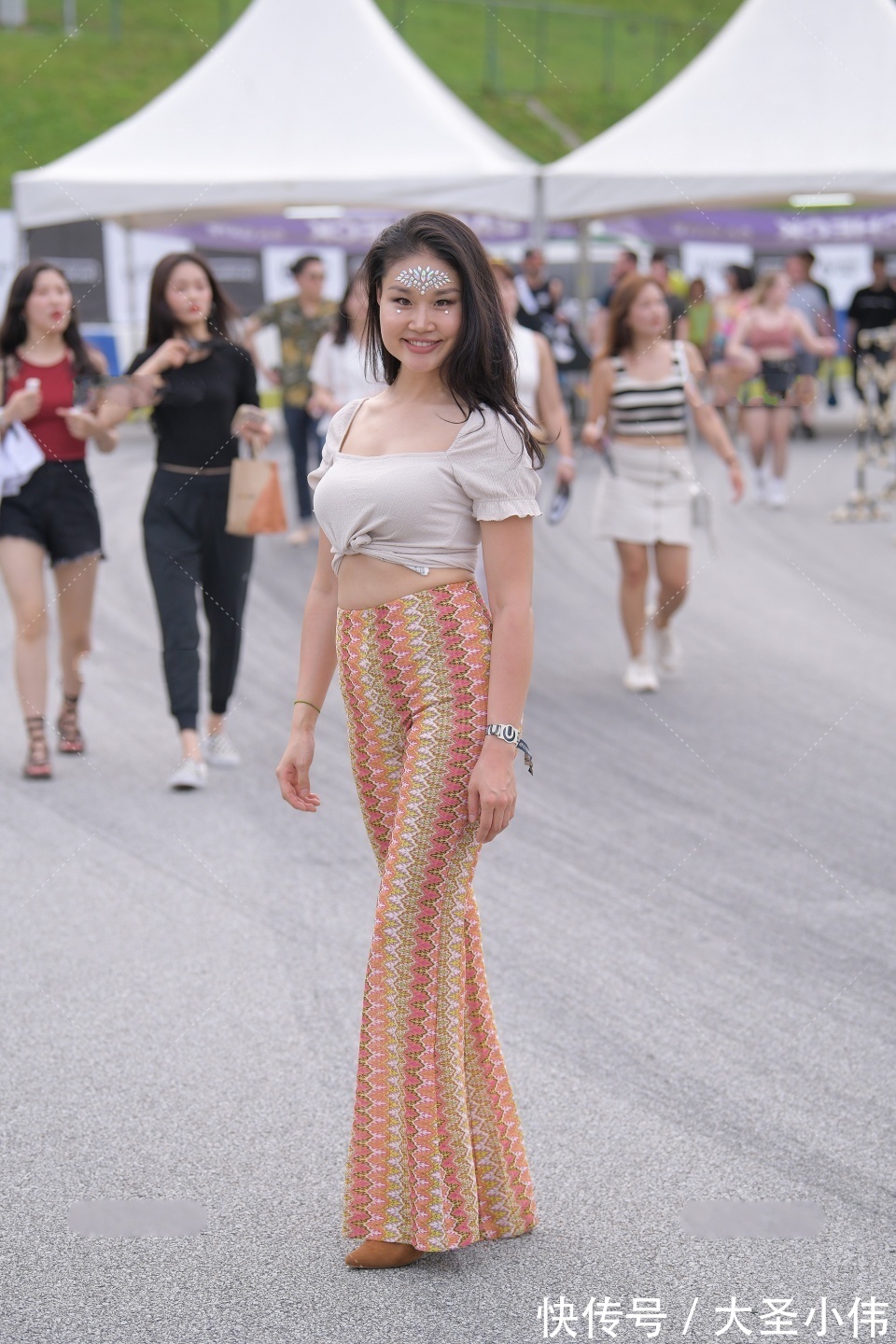 气质|美女街拍:一身高贵典雅的韵味,彰显女性柔美的气质,我要是她男朋友就好了