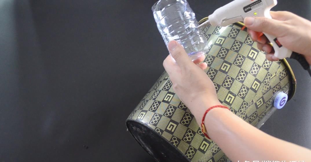 妙用|垃圾桶上粘一个塑料瓶, 一年还能帮家里省不少钱, 可惜知道的人不多