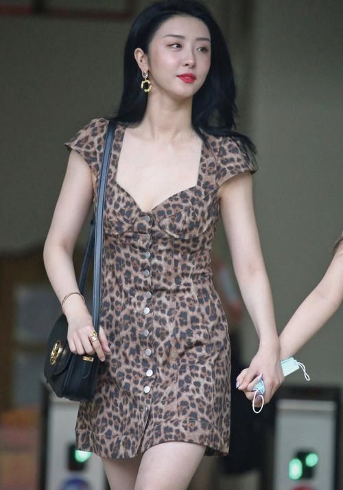 赵小棠穿豹纹短裙加大背头，满满的御姐范儿，没想到身材这么好！