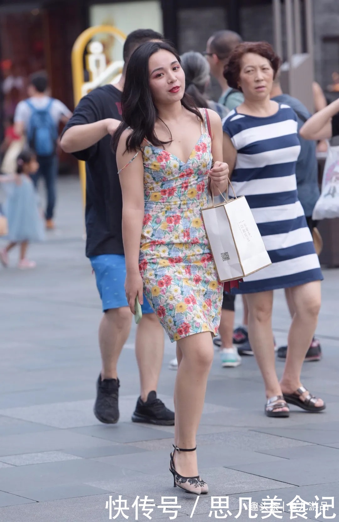 美女|街拍：红黄蓝三色放在美女吊带连衣裙中，花朵图案格外吸睛