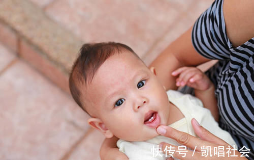 排查|摇头撞头抓耳朵,宝宝是在传递什么信号?有4点需要先行排查