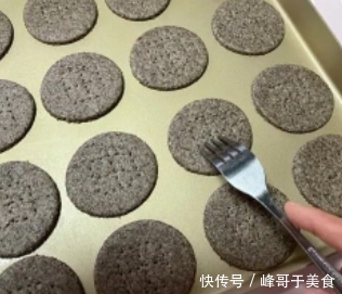 饼干,黑全麦饼干的做法,非常适合新手的一款甜点,没有什么难度