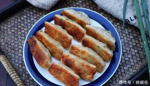 茄子最过瘾的吃法,不油炸不用炒,加2斤面粉,一顿3个茄子不够吃