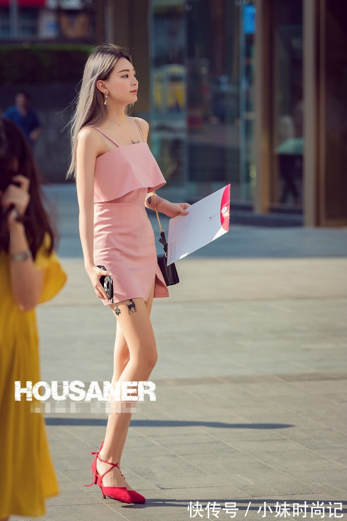 牛仔|街拍,蓝色牛仔连衣裙搭配尖头高跟鞋,时髦又有女人味!