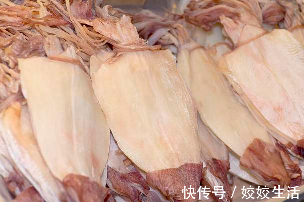 水泡|泡发干鱿鱼,只用水泡是不够的,多放2味料,鱿鱼泡得又大又新鲜