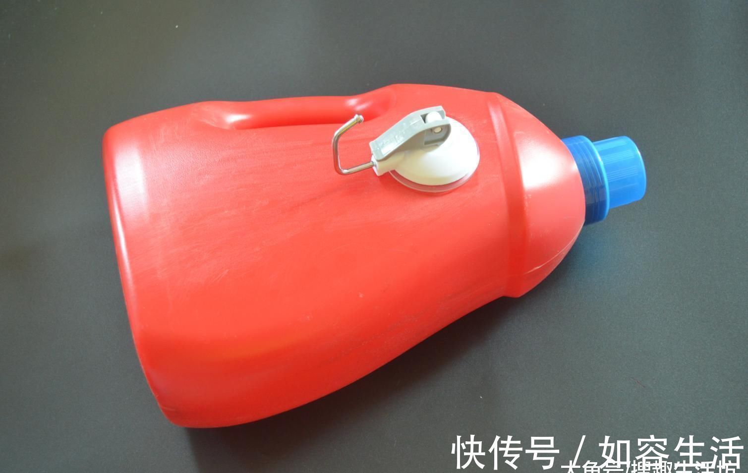 洗衣液瓶上粘一个吸盘挂钩, 10个人里9个都需要, 简直太实用了