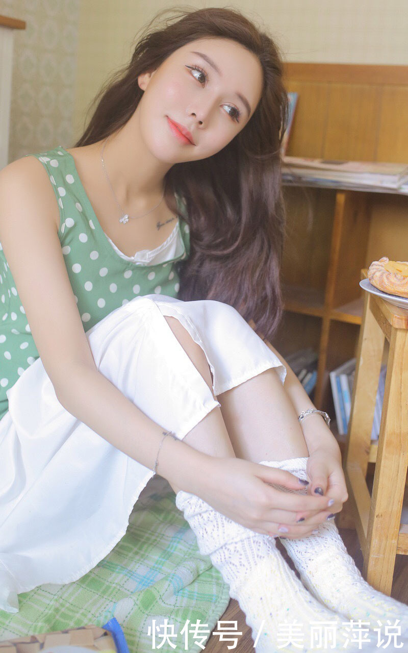 美女街拍性感美女波点衬衣白嫩大胆美女写真