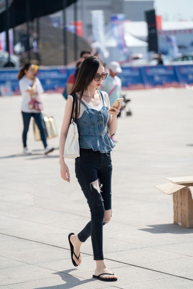 高跟鞋|穿黑色褶皱短裙的美女,红色头发很有个性,时髦又大气