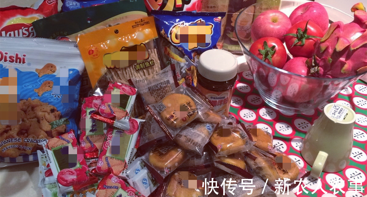 女孩|女孩咬了两口男孩的苹果,最终被无情嫌弃,网友:人生的高光时刻