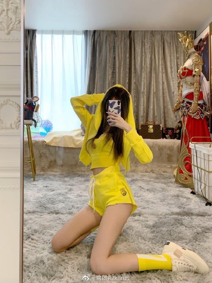 美杜莎女王|腐团儿COS美杜莎女王,高度还原被粉丝追捧,底下一条神评亮了