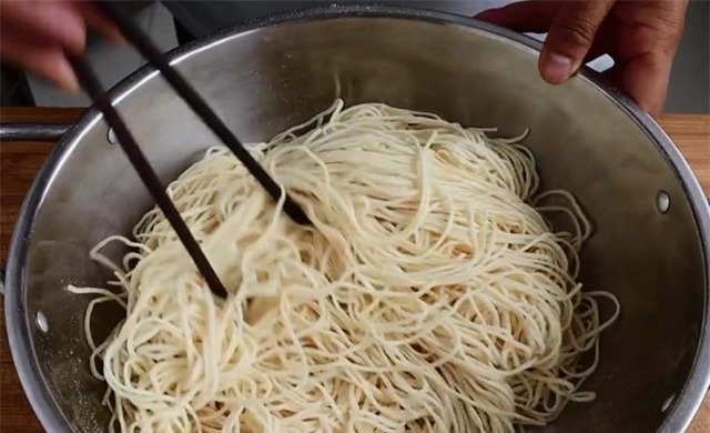 炒面很多人都做错了,大厨教你炒面的正确做法,不粘不坨,太香了
