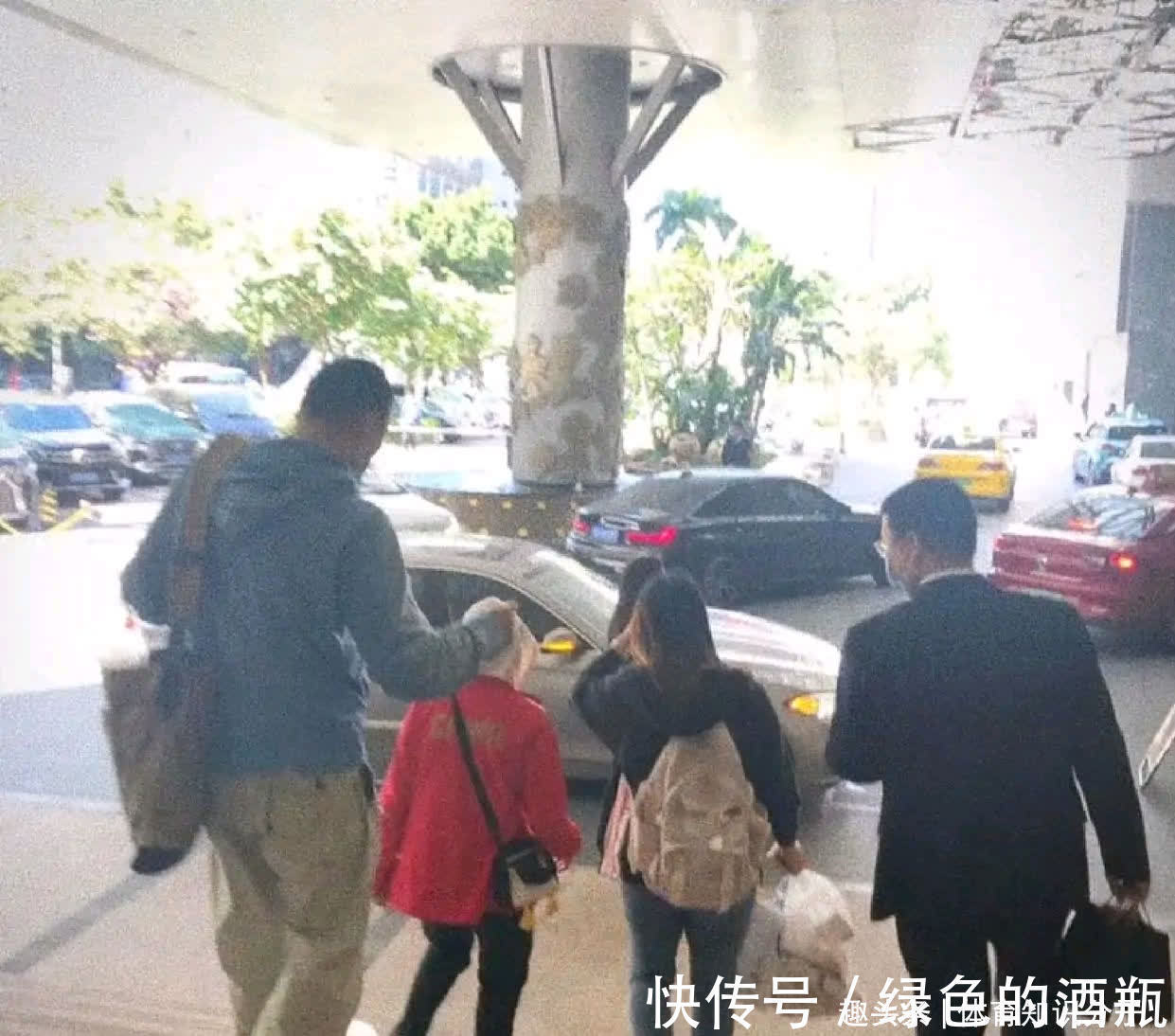 中国跳水队|小馋猫买零食!全红婵被2大“保镖”保护,有人拎包有人负责监督