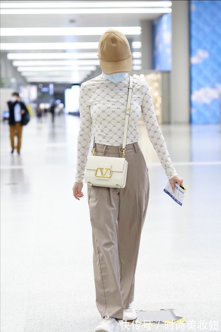 高级感|何超莲不愧是“真名媛”,打底衫配阔腿裤穿出高级感,气质绝了