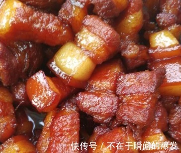 做红烧肉，别再加料酒炖！再加这2料，肉质软烂不油腻，红而透亮