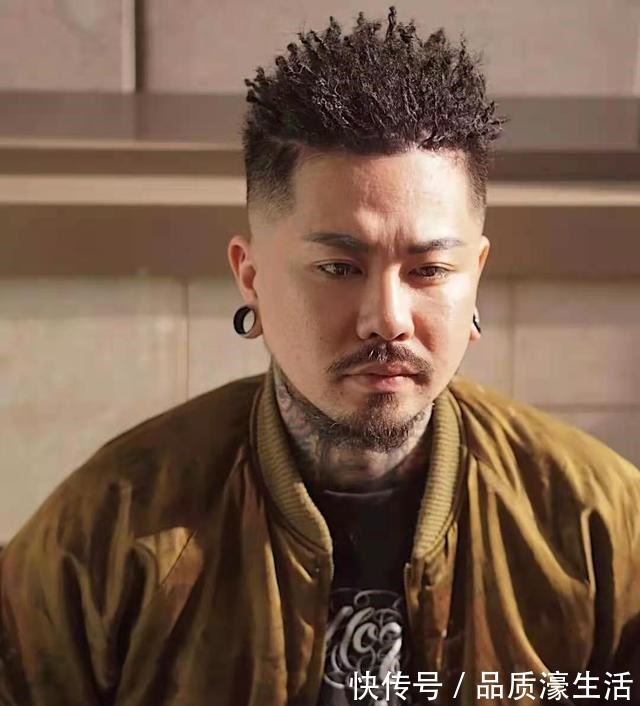 脏辫 锡纸烫已经“失宠”,羊毛卷、黑人烫、狼尾式火了,炸街发型上线!