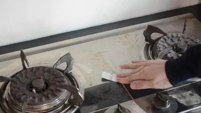 妙用|用完的牙膏管别扔掉，放在厨房一年能省不少钱，邻居见了纷纷学
