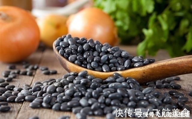 红润|黑豆配上它,面色红润了,色斑淡了女人不想面色晦暗,可以试试