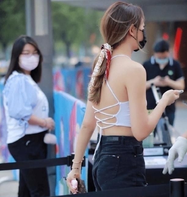小姐姐 本以为吊带就很“清凉”了,看到后背更透风,这不就是块“布”?