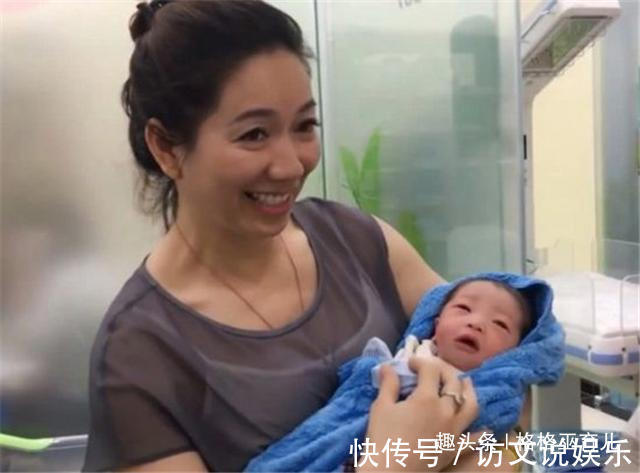 精神状态|外婆第一次抱外孙,医生却被外婆颜值吸引,网友真的是外婆吗