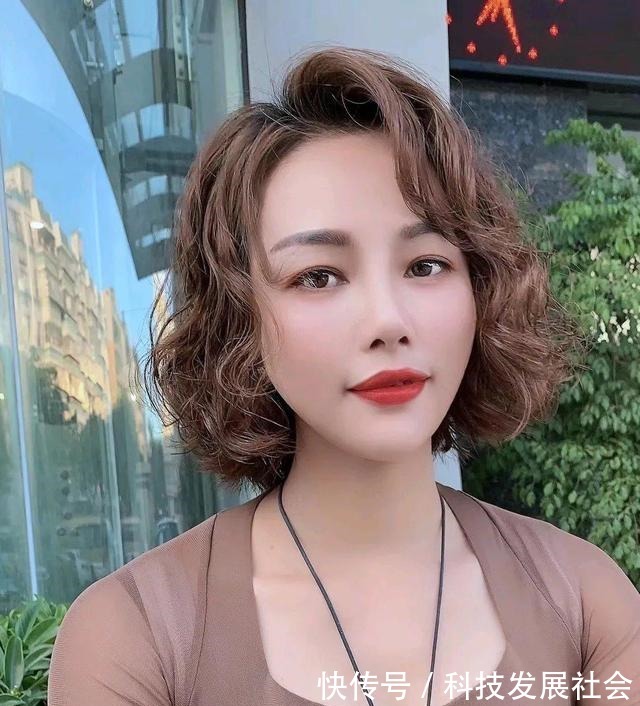 年轻 40岁左右的女性，发型这样剪，时尚年轻不老气！
