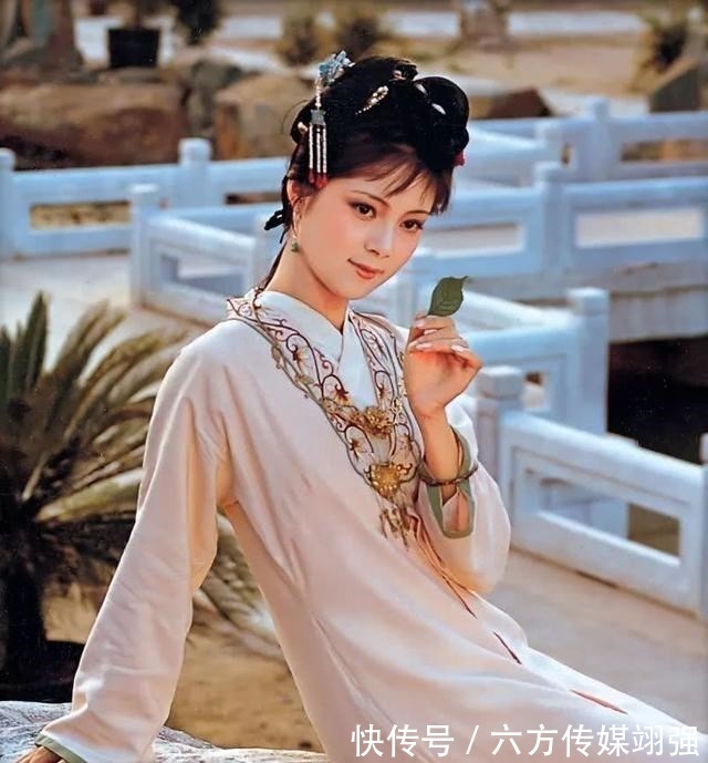 女孩子|薛宝钗长得“脸若银盆”,女孩子的容貌像“盆”?这是何寓意