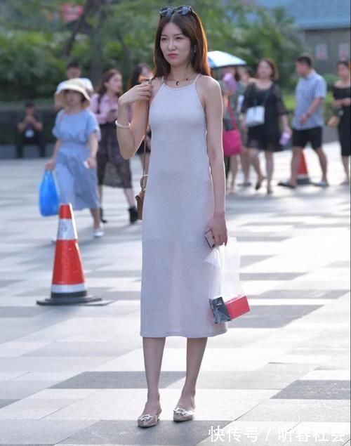 拖鞋 白色挂脖款连衣裙,搭配时尚又有个性的拖鞋,穿出甜美素净的风格