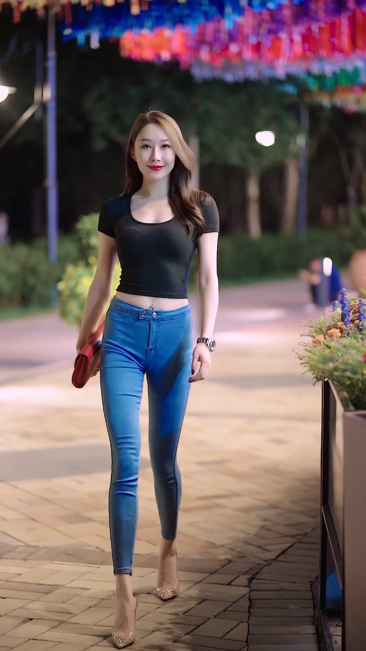 气场 轻熟风小姐姐,修身上衣勾勒完美好身材,轻轻一笑太迷人