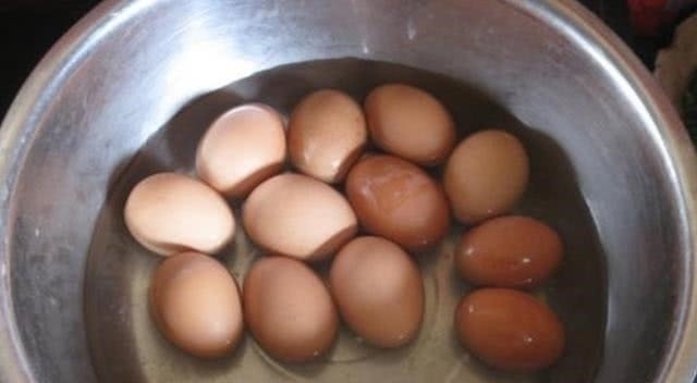 煮鸡蛋时，加食盐是大错多加30克它，蛋壳不粘肉，单手就能剥