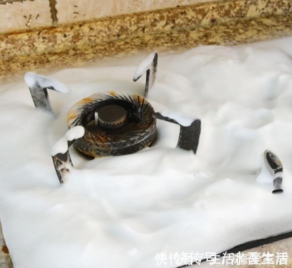 抽油烟机|厨房油污又黏又厚?别用洗洁精,教你3招,老油灶也能闪闪发光!