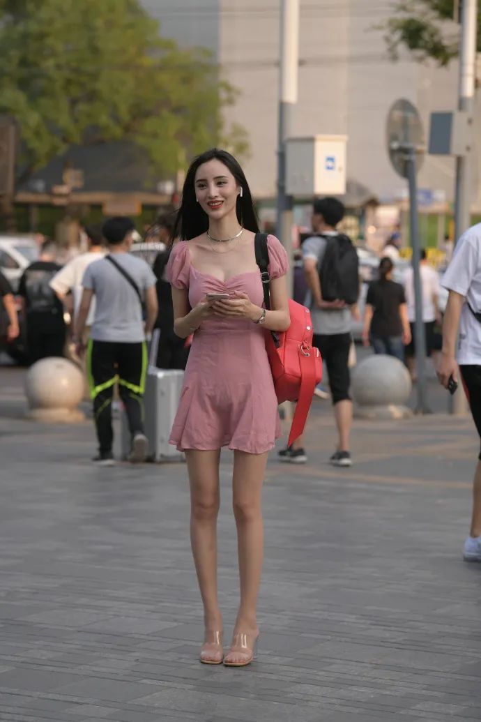 穿粉色裙子的时尚女生, 展现出无限美好风光