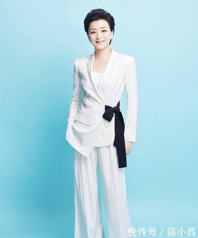 西装|杨澜穿衣从不“装嫩”,穿黑西装内搭白衬衫,骨子里透着高级感