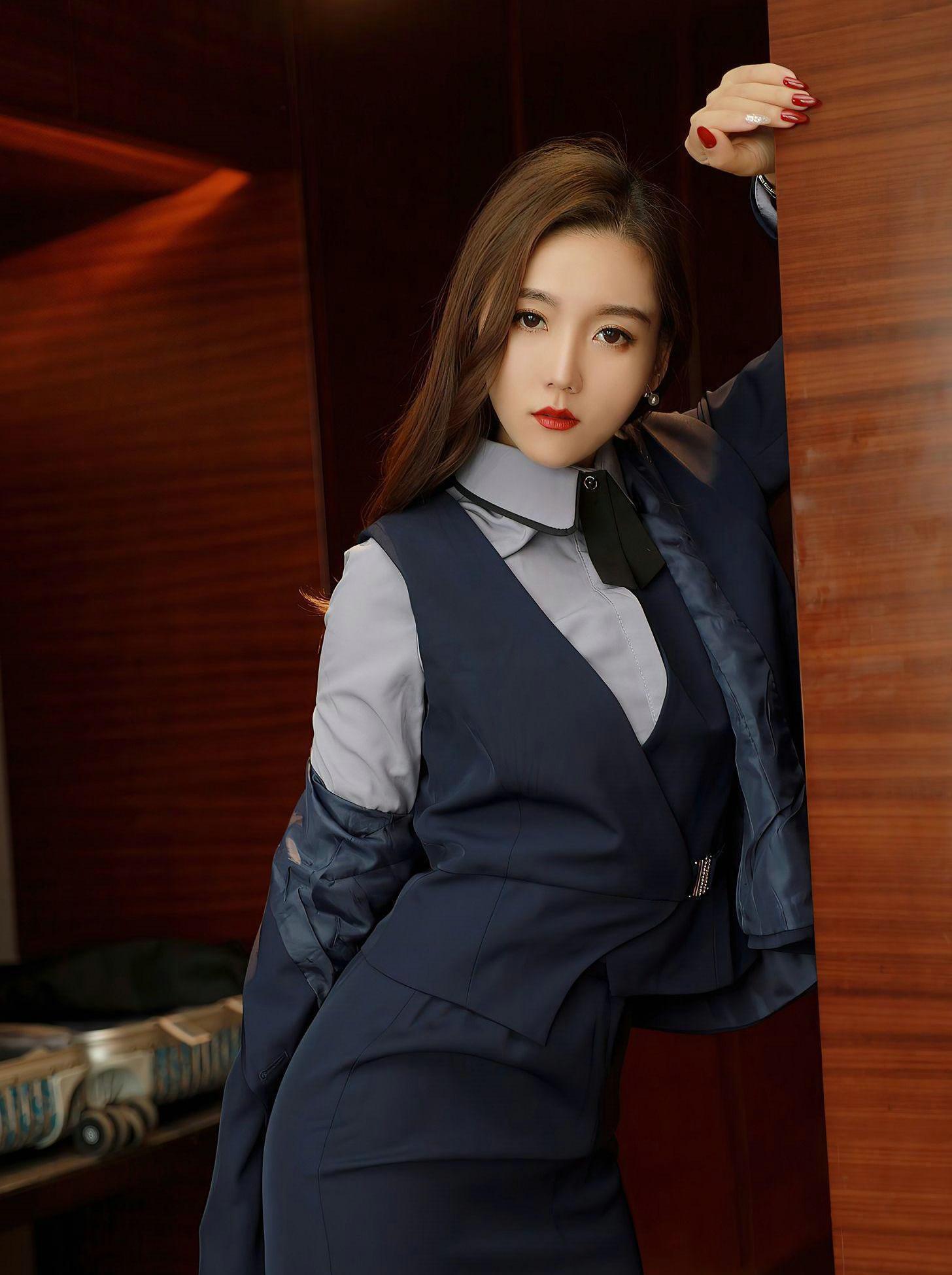 工作场所 时尚:精致的职业套装让人看起来特别优美,彰显女性柔美气质