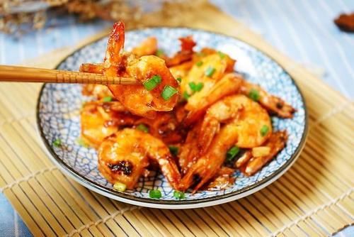 超下饭的椒盐虾，口感鲜美，做法简单，全家人都喜欢吃