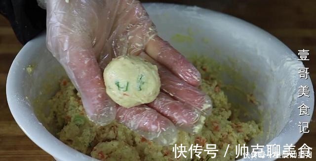 豆腐我家从不红烧,简单一压一搅,出锅太香了,上桌连汤汁都不剩