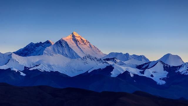 登顶珠峰|珠穆朗玛峰顶属于中国吗，为什么那么多外国人可以登顶？
