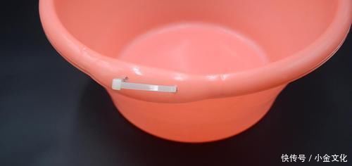 卫生间|卫生间放2根尼龙扎带,真是厉害了,一年能省不少钱,涨知识了