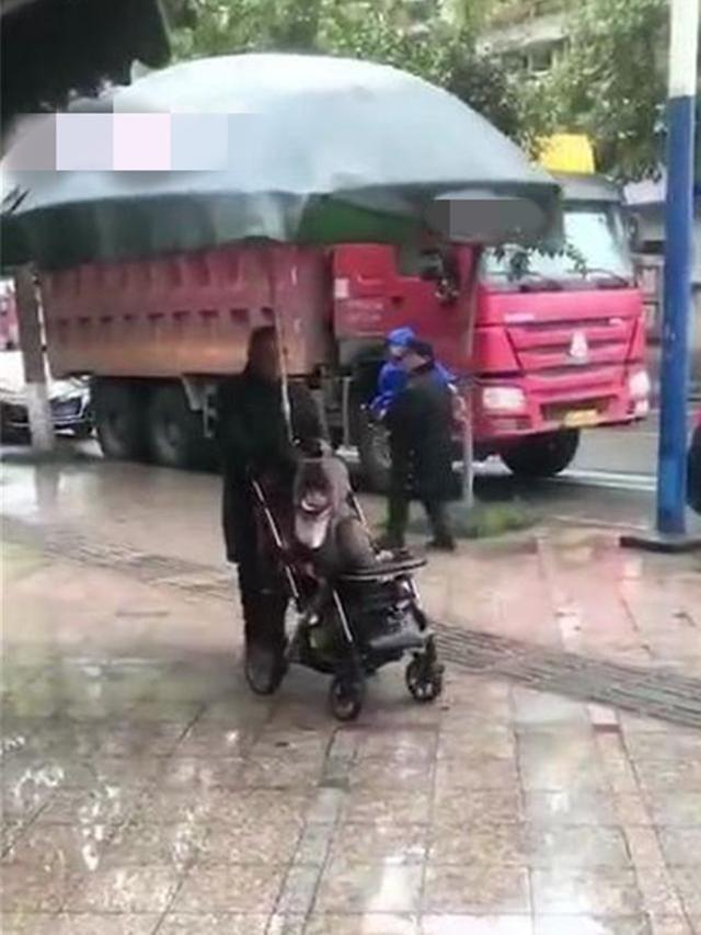 安全意识|“霸气爷爷”走红网络,下雨天带孙子出门,超豪华雨伞引路人围观