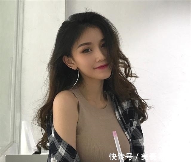 丰满 女人身材丰满,就要多穿紧身衣,腰细臀翘,迷人女人味挡不住