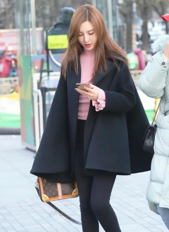 街拍小姐姐优雅时髦的大衣搭配打底裤靴子,看上去高雅显女人味