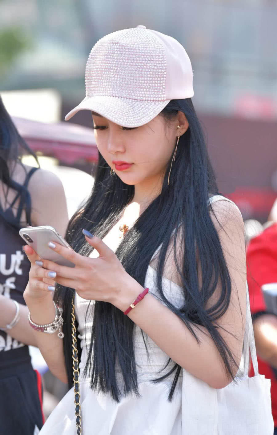 牛仔|街拍美女白色吊带连衣裙牛仔热裤,遮肉显瘦清凉风搭配!