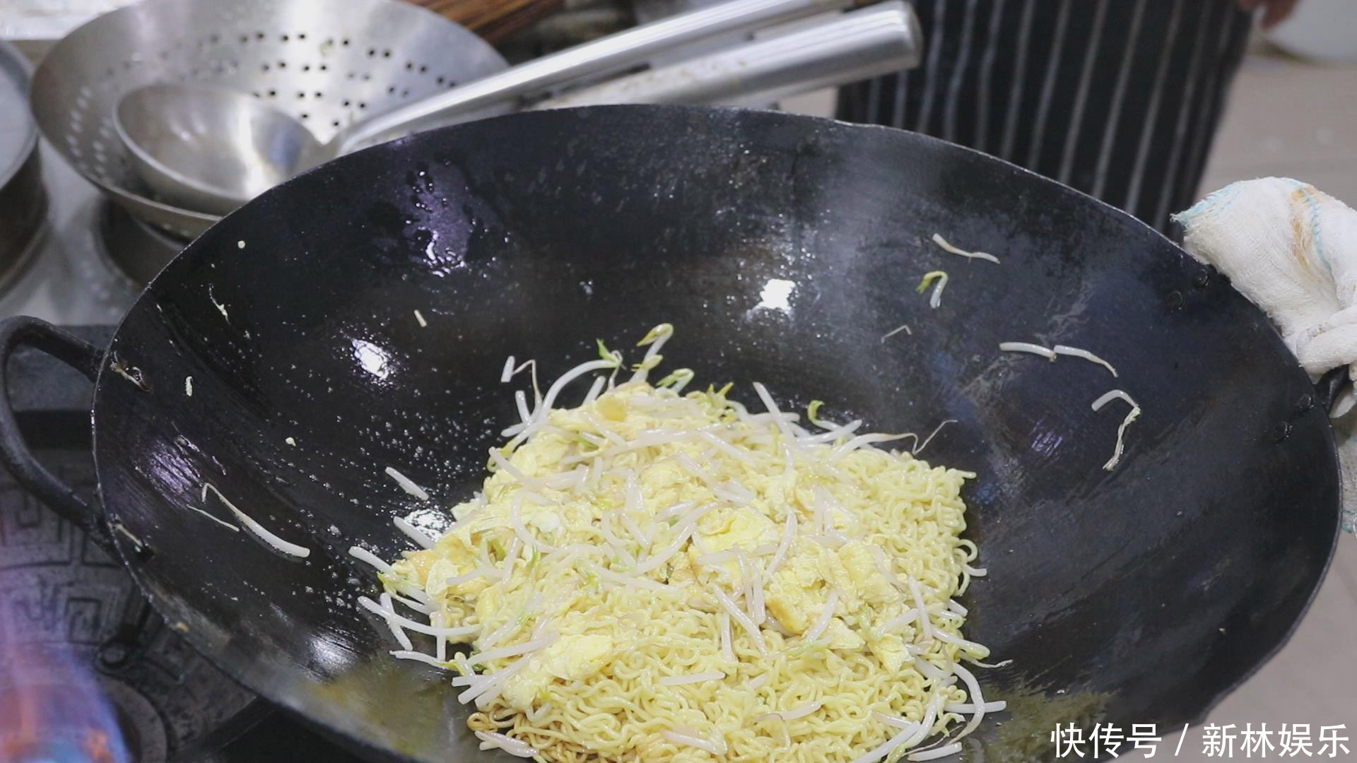 街上卖5元1份的爆炒方便面,大厨教你在家做,连吃一周都不腻