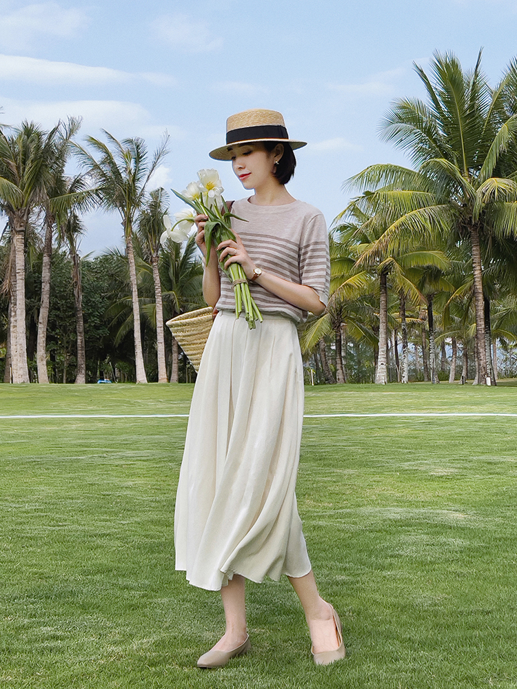 显瘦|“短袖T恤+半身裙”这也太配了吧!显白显瘦,太适30岁的女人了