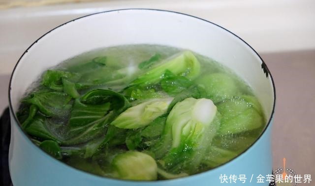 这种青菜冬天最便宜,这么做一滴油都不用,味道比炒菜还要香百倍