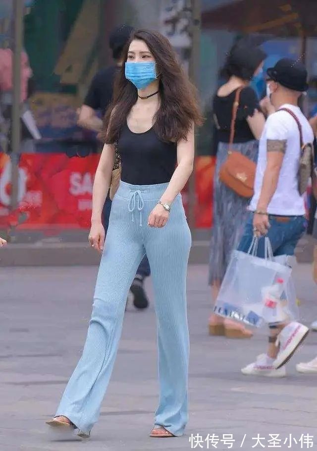 迷笛裙|美女街拍:瑜伽裤塑造经典身型,完美勾勒出女士那曼妙的身姿,挺拓有型