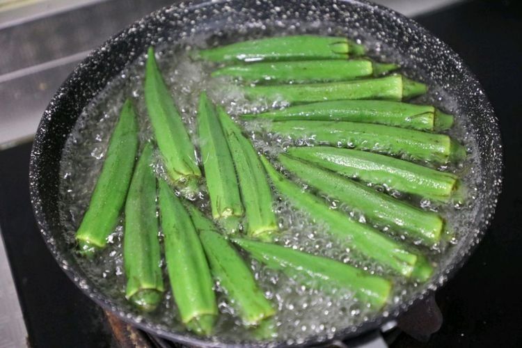 秋葵这样吃，蒜香味道浓郁，鲜美可口，清爽解腻还下饭