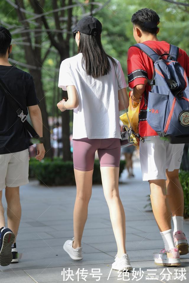 修身|纯白T恤简单百搭,紫色运动短裤修身时尚,减龄又洋气