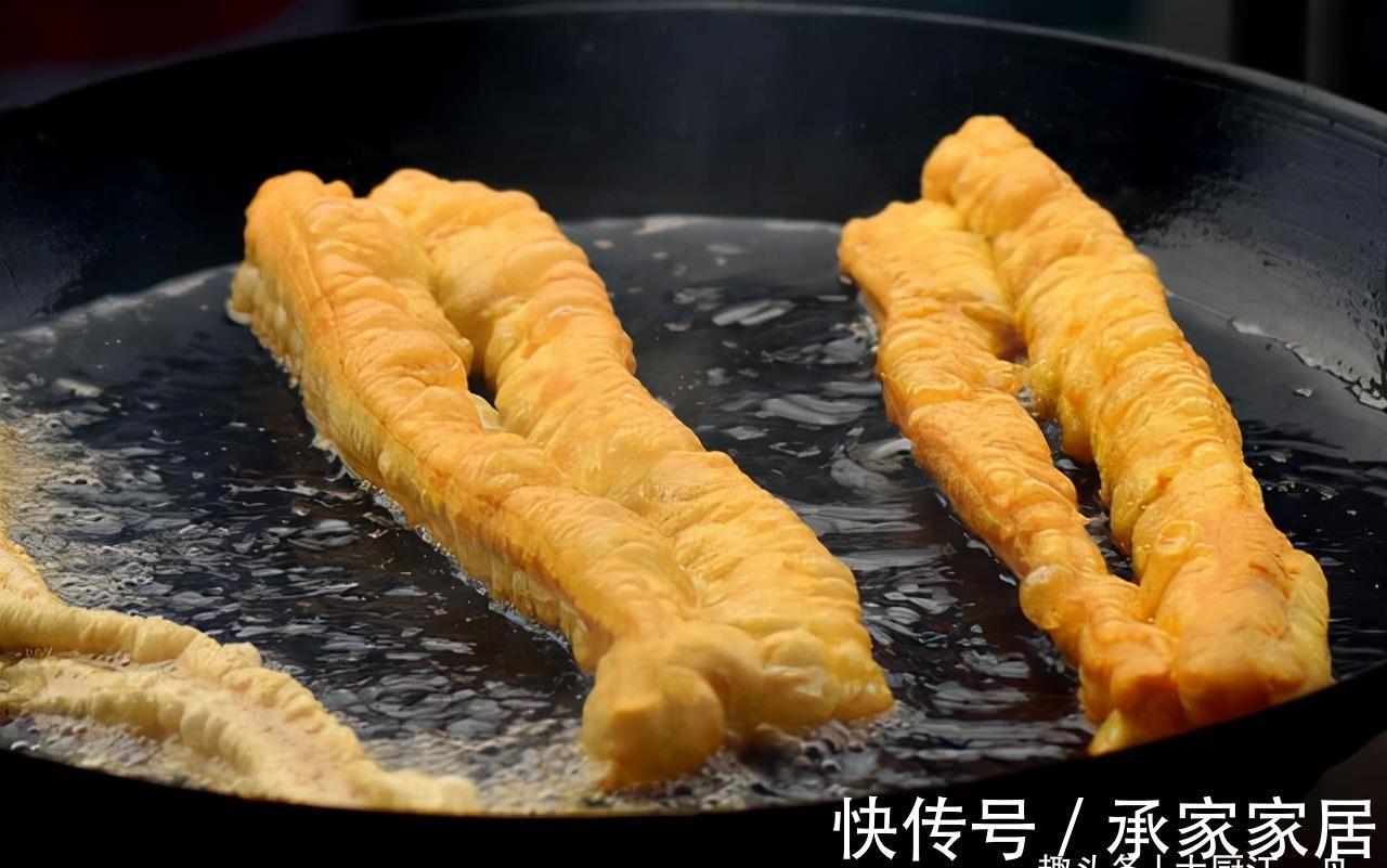 酥脆|炸油条用放酵母吗？教你正确做法，出锅金黄酥脆，凉了也不硬