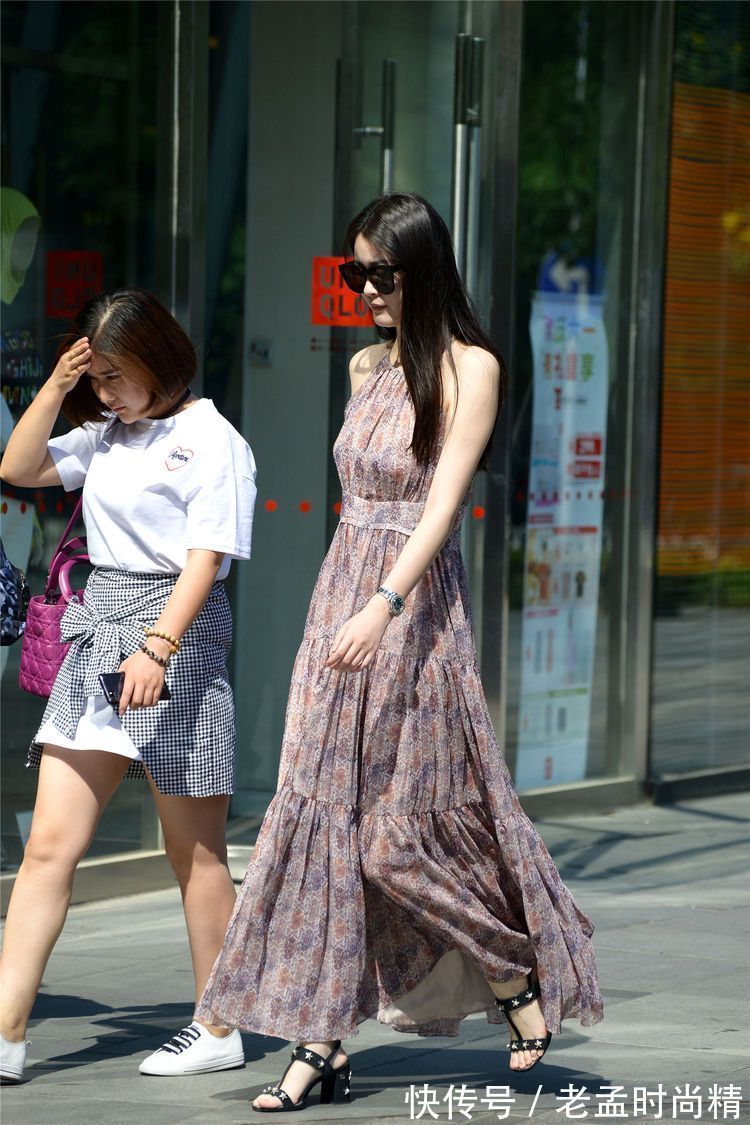 时尚|街拍:小姐姐穿着无袖连衣长裙,裙摆到脚踝,带着一股仙气的感觉