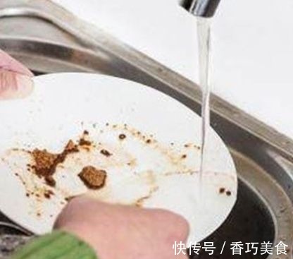 每天用洗洁精洗碗危害很大!饭店阿姨教你3招,快速去油不伤手